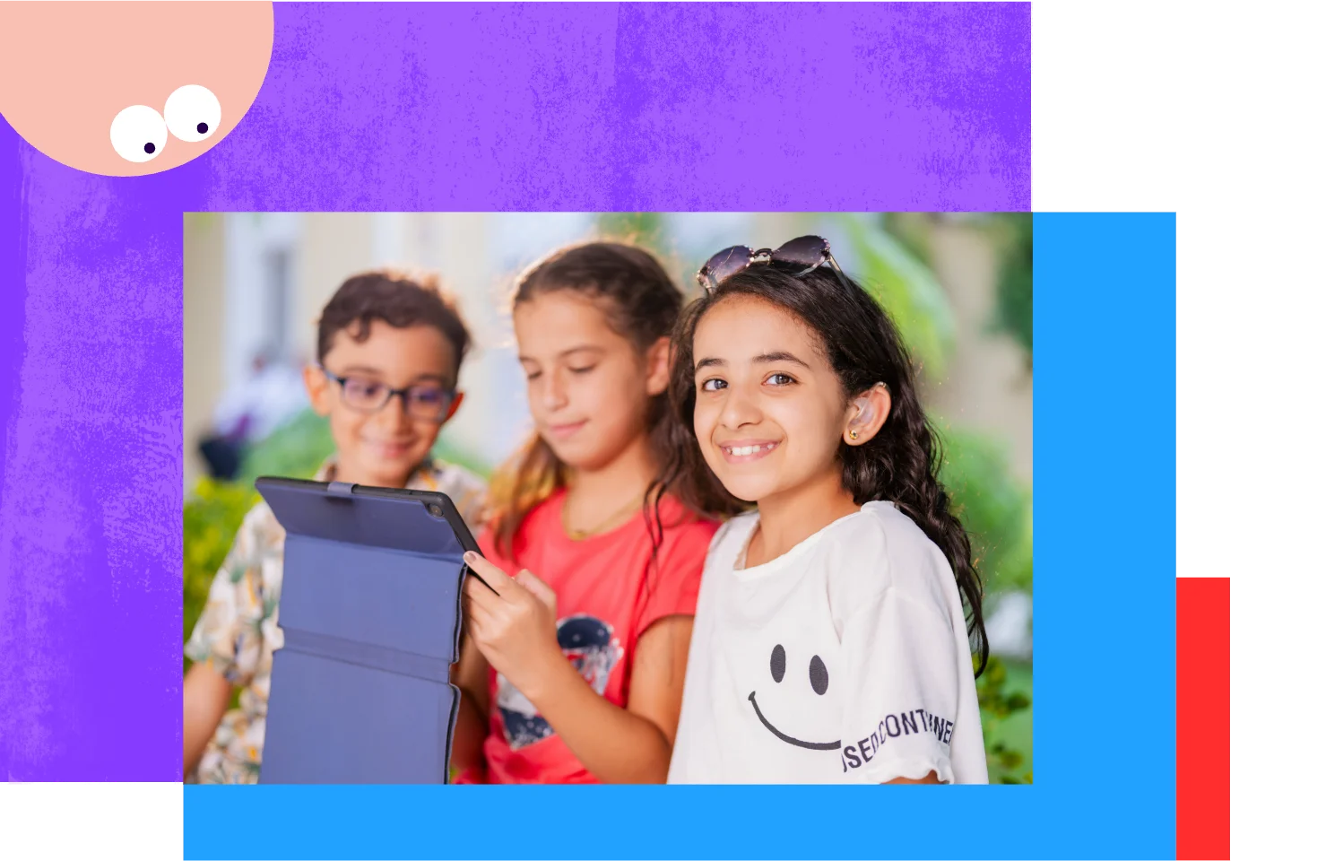 Estudiantes aprendiendo inglés con una tableta